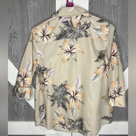 275. CHICOāS Tropical Inspired Button Down Shirt 0P - Picture 8 of 8